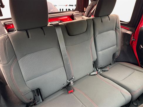 Used 2018 Jeep Wrangler Unlimited Rubicon image 16