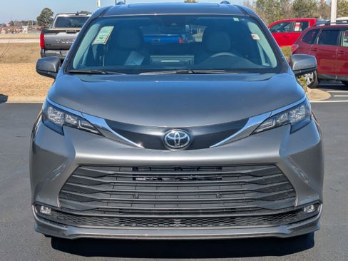 New 2026 Toyota Sienna XLE FWD image 10