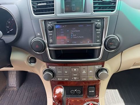 Used 2013 Toyota Highlander Limited AWD/4WD image 17
