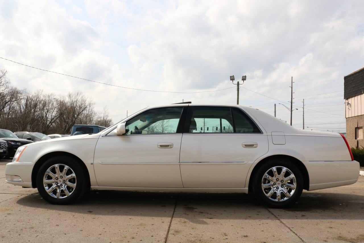 Used 2009 Cadillac DTS w/ Sun And Sound Package FWD image 16