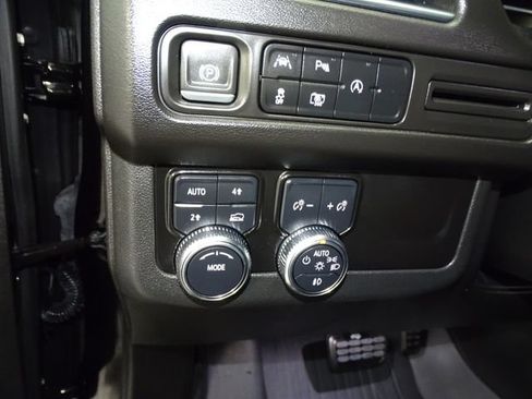 Certified 2023 GMC Yukon SLT w/ SLT Luxury Package AWD/4WD image 11