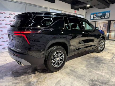 Used 2025 Chevrolet Traverse LT image 8