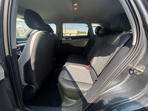 Used 2025 Volkswagen Taos SE FWD image 32