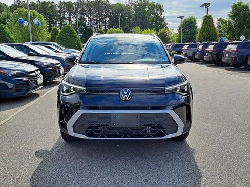 Used 2025 Volkswagen Taos SE AWD/4WD image 3