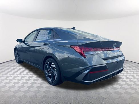 Used 2025 Hyundai Elantra Limited image 7