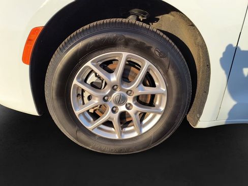 Used 2025 Chrysler Pacifica Select FWD image 9