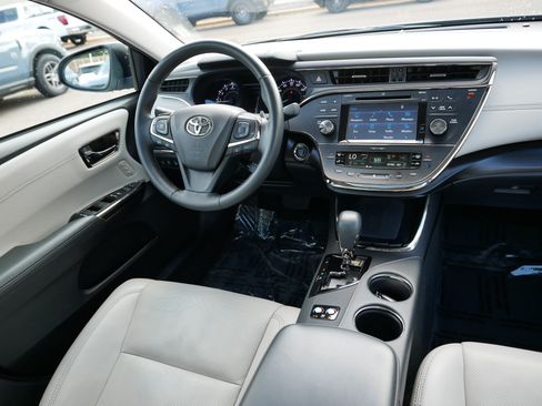 Used 2017 Toyota Avalon Limited w/ Four Season Package FWD image 9