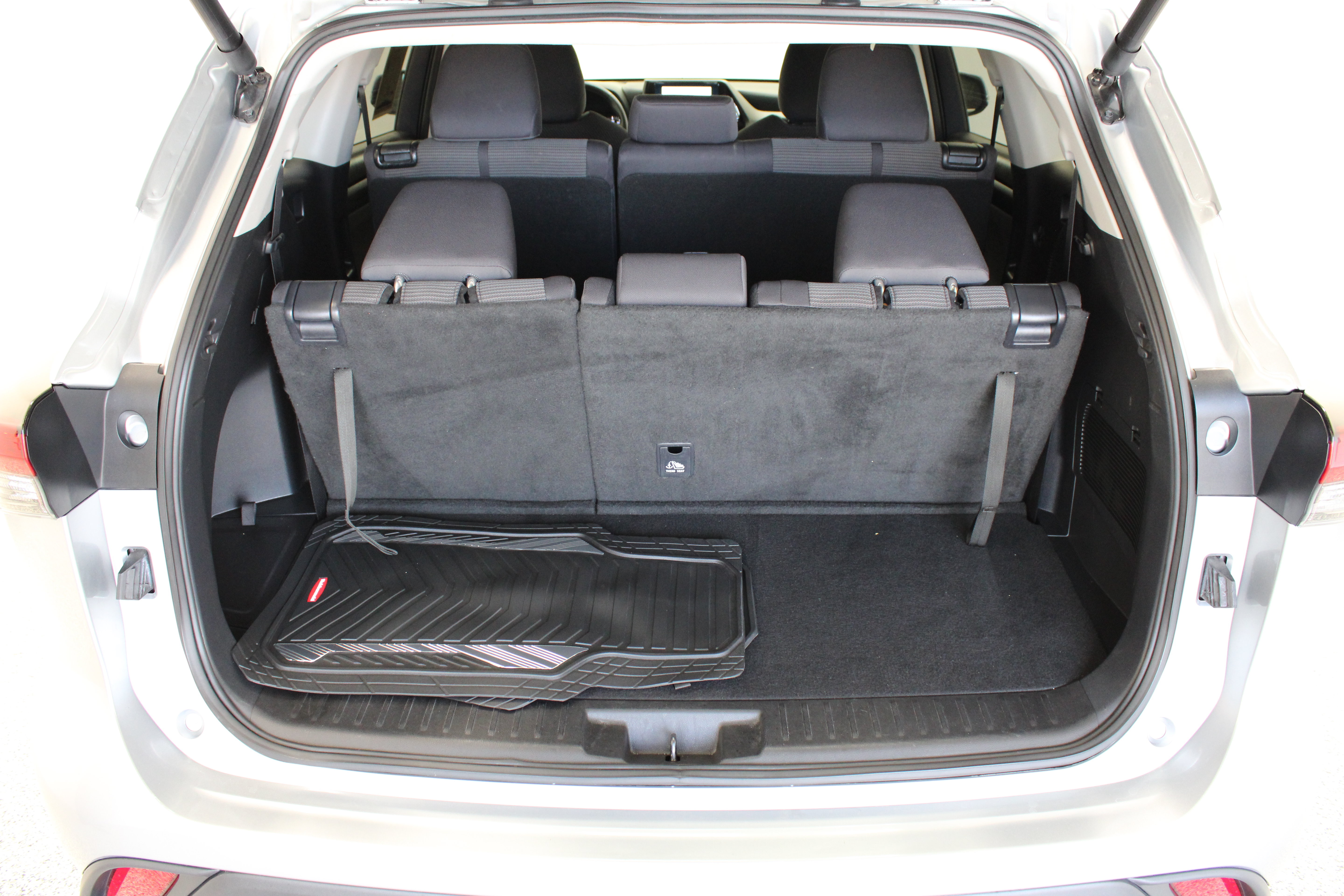 Used 2025 Toyota Highlander LE FWD image 33