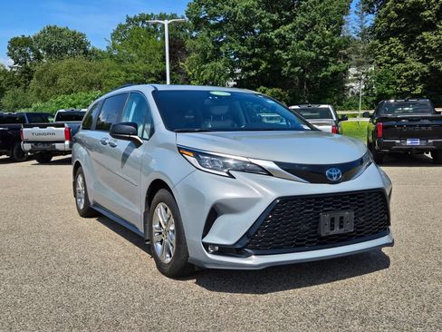 Used 2023 Toyota Sienna XSE w/ XSE Plus Package AWD/4WD image 8