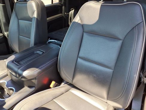 Used 2023 GMC Yukon XL SLT AWD/4WD image 17