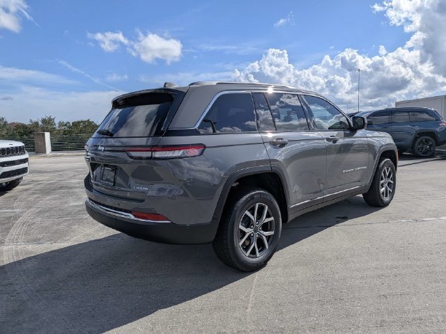 New 2027 Jeep Grand Cherokee Laredo RWD image 4