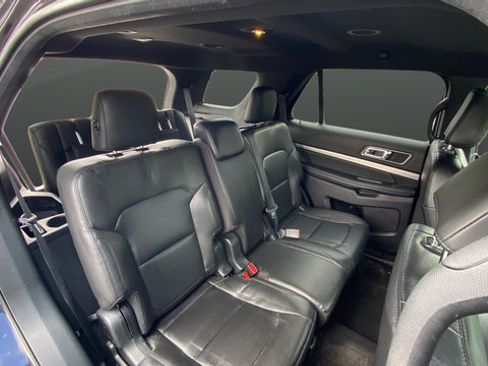 Used 2019 Ford Explorer XLT w/ Equipment Group 202A AWD/4WD image 23