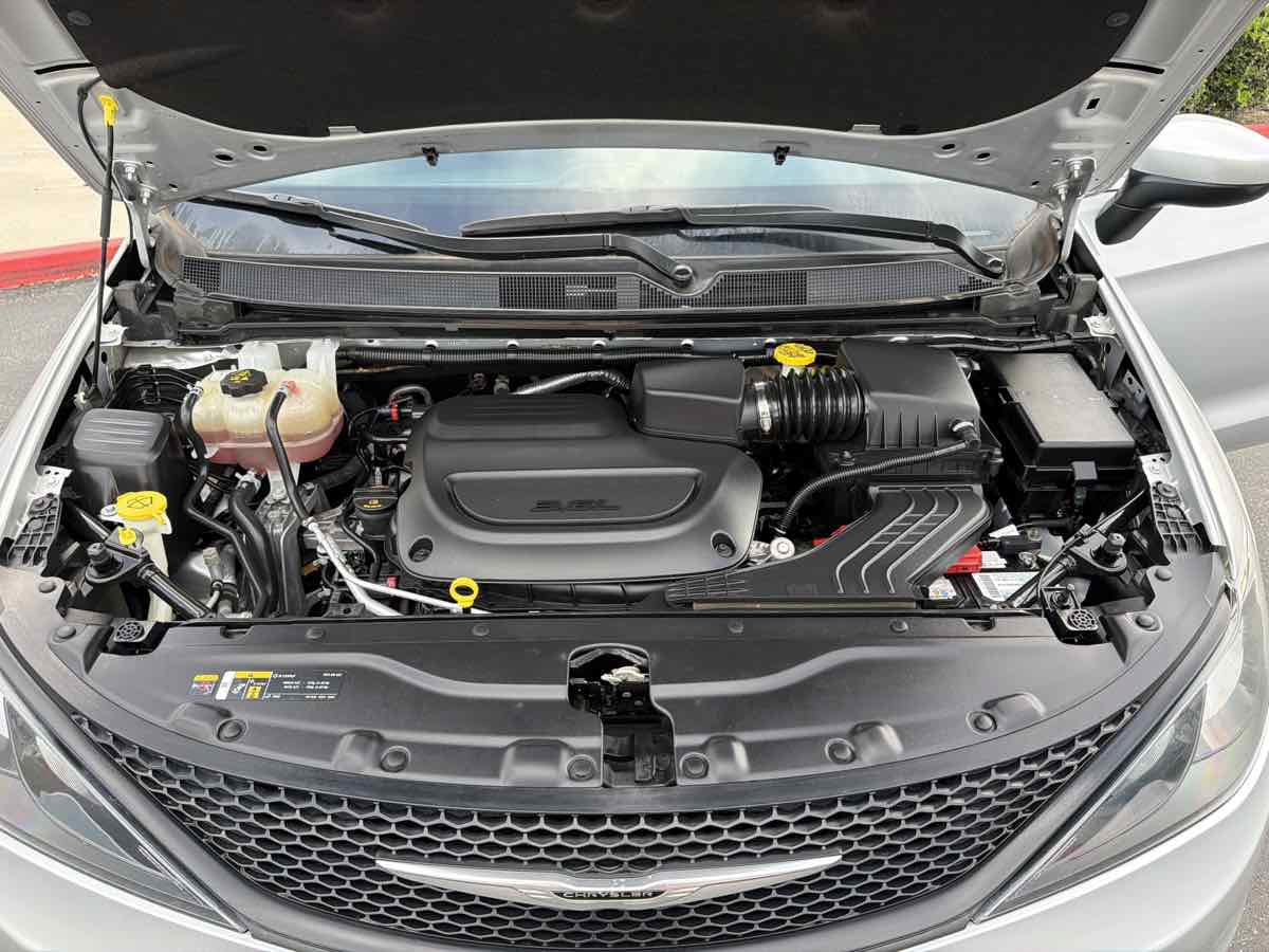 Used 2022 Chrysler Voyager LX FWD image 31