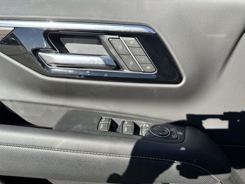 New 2025 Chevrolet Suburban Premier image 24