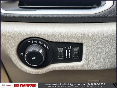Used 2018 Chrysler Pacifica Touring-L image 28