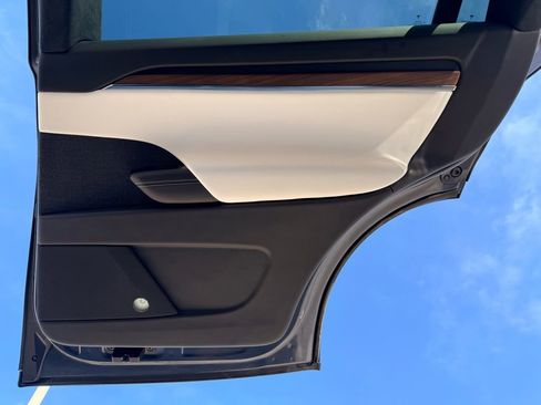 Used 2022 Tesla Model X image 27