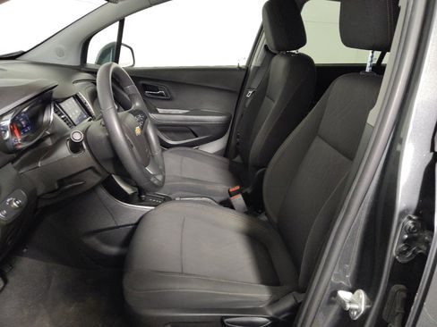 Used 2020 Chevrolet Trax LT w/ LPO, Cargo Package FWD image 17