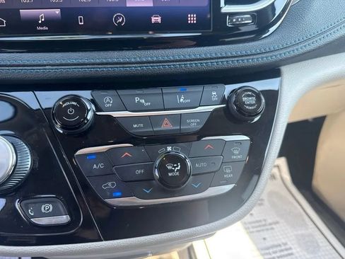 Used 2021 Chrysler Pacifica Touring-L FWD image 24
