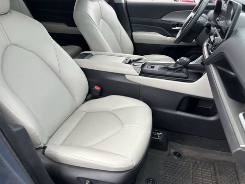 Used 2025 Toyota Grand Highlander FWD image 11