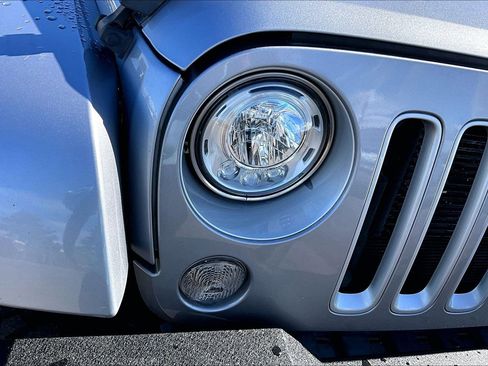 Used 2018 Jeep Wrangler Sahara w/ Connectivity Group image 24