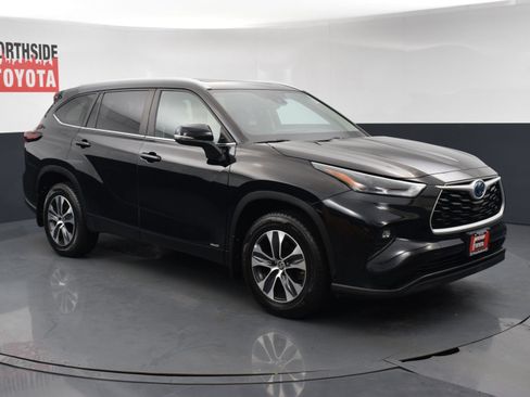 Used 2024 Toyota Highlander XLE AWD/4WD image 6