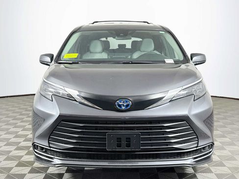Used 2025 Toyota Sienna LE AWD/4WD image 2