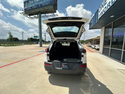 Used 2016 Jeep Cherokee Sport AWD/4WD image 9