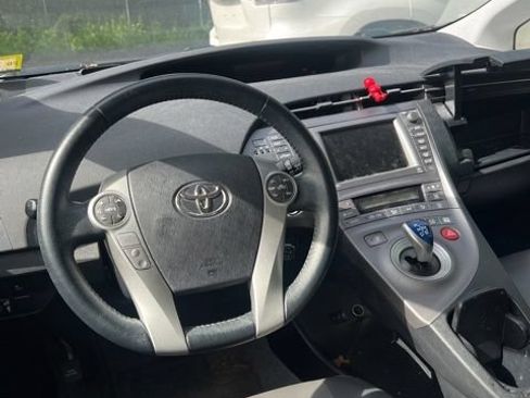 Used 2013 Toyota Prius Four w/ Deluxe Solar Roof Pkg FWD image 4