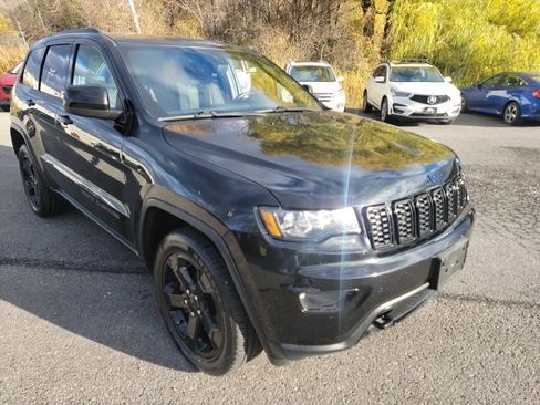 Used 2019 Jeep Grand Cherokee Laredo image 5