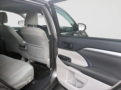 Used 2018 Toyota Highlander LE AWD/4WD image 18
