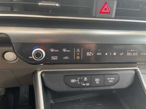 Used 2025 Kia Carnival image 19