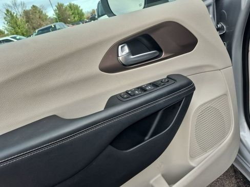 Used 2024 Chrysler Voyager LX image 20