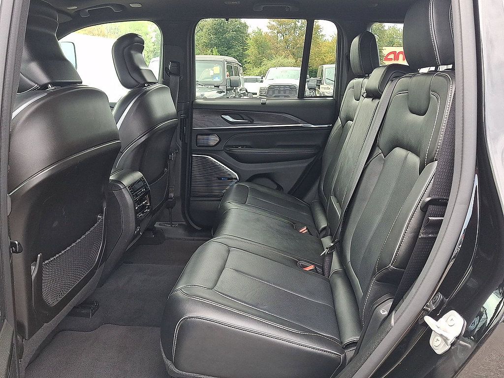 Used 2022 Jeep Grand Cherokee Overland w/ Advanced Protech Group III AWD/4WD image 26