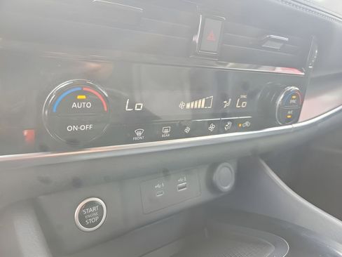 Used 2023 Nissan Rogue SV FWD image 31