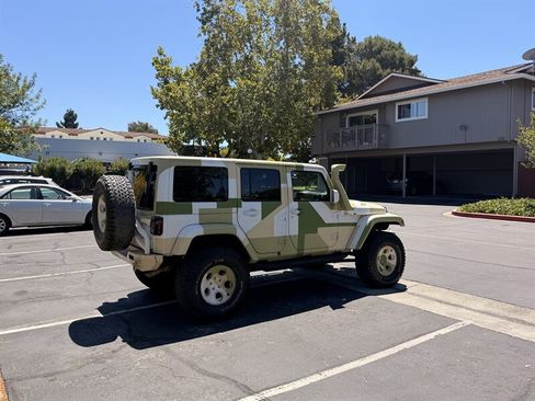 Used 2015 Jeep Wrangler Unlimited Sahara w/ Connectivity Group AWD/4WD image 5
