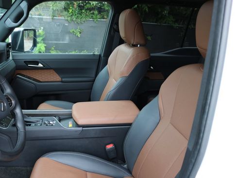Used 2025 Lexus GX 550 w/ Cold Area Package AWD/4WD image 13