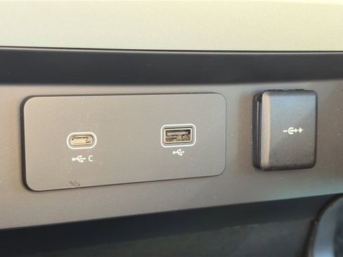 Used 2024 Land Rover Defender 90 S image 15