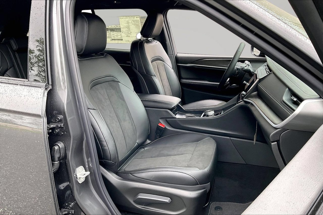 New 2026 Jeep Grand Cherokee Altitude RWD image 20