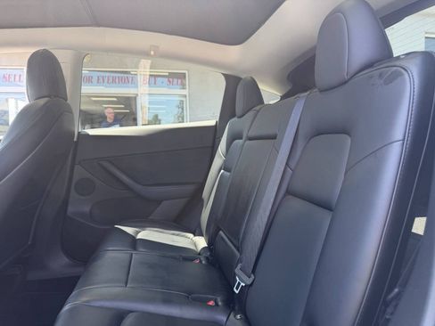 Used 2022 Tesla Model Y Long Range AWD/4WD image 23