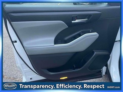 Certified 2023 Toyota Highlander XLE image 17