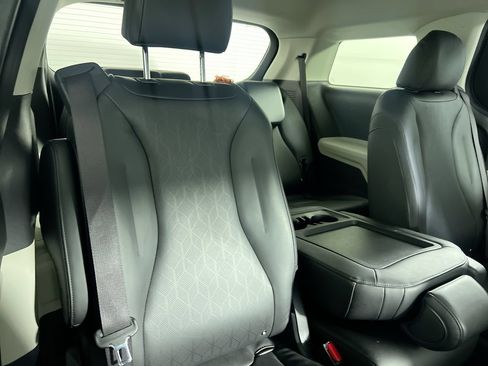 Used 2024 Kia Carnival LX FWD image 31