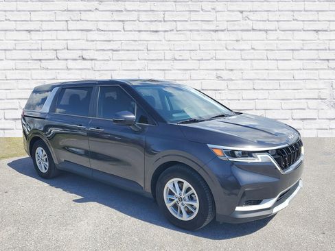 Used 2023 Kia Carnival LX image 3