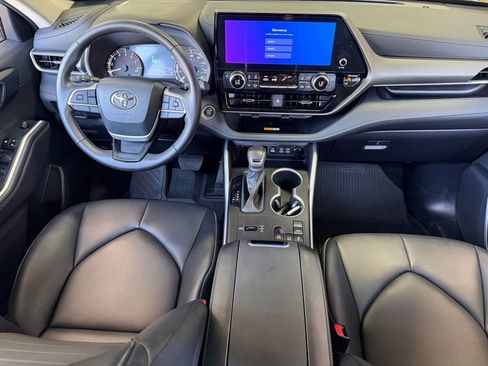 Certified 2024 Toyota Highlander XLE FWD image 11