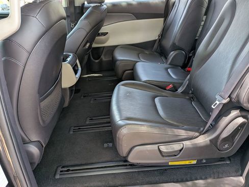 Used 2024 Kia Carnival LX FWD image 25
