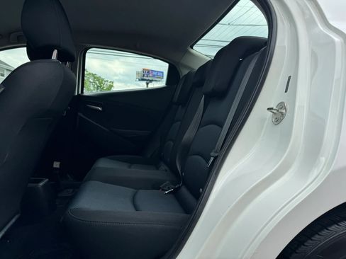 Used 2019 Toyota Yaris L FWD image 19