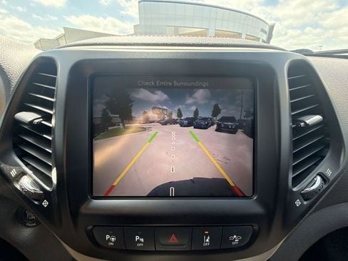 Used 2014 Jeep Cherokee Trailhawk w/ Technology Group AWD/4WD image 17