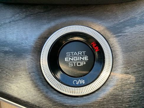 Used 2023 Jeep Grand Cherokee Limited w/ Luxury Tech Group II image 31