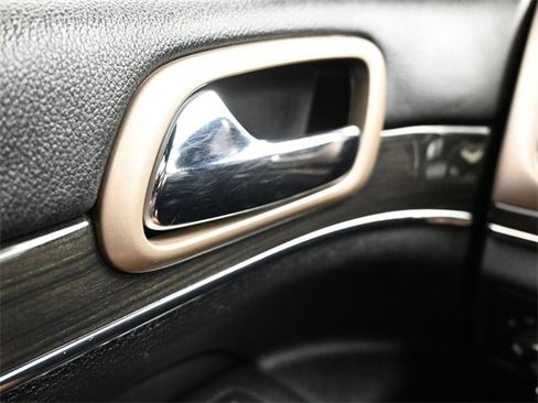 Used 2014 Jeep Grand Cherokee Overland image 27