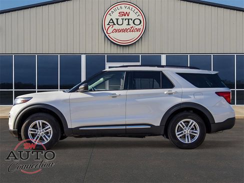 Used 2023 Ford Explorer XLT w/ Equipment Group 202A image 4