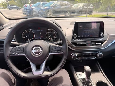 Used 2025 Nissan Altima 2.5 SV FWD image 2